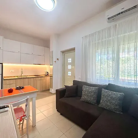 Moni 1179 * Golem (Tirana)